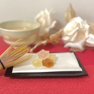 透き通る宝石のような和菓子「琥珀糖」を楽しむ