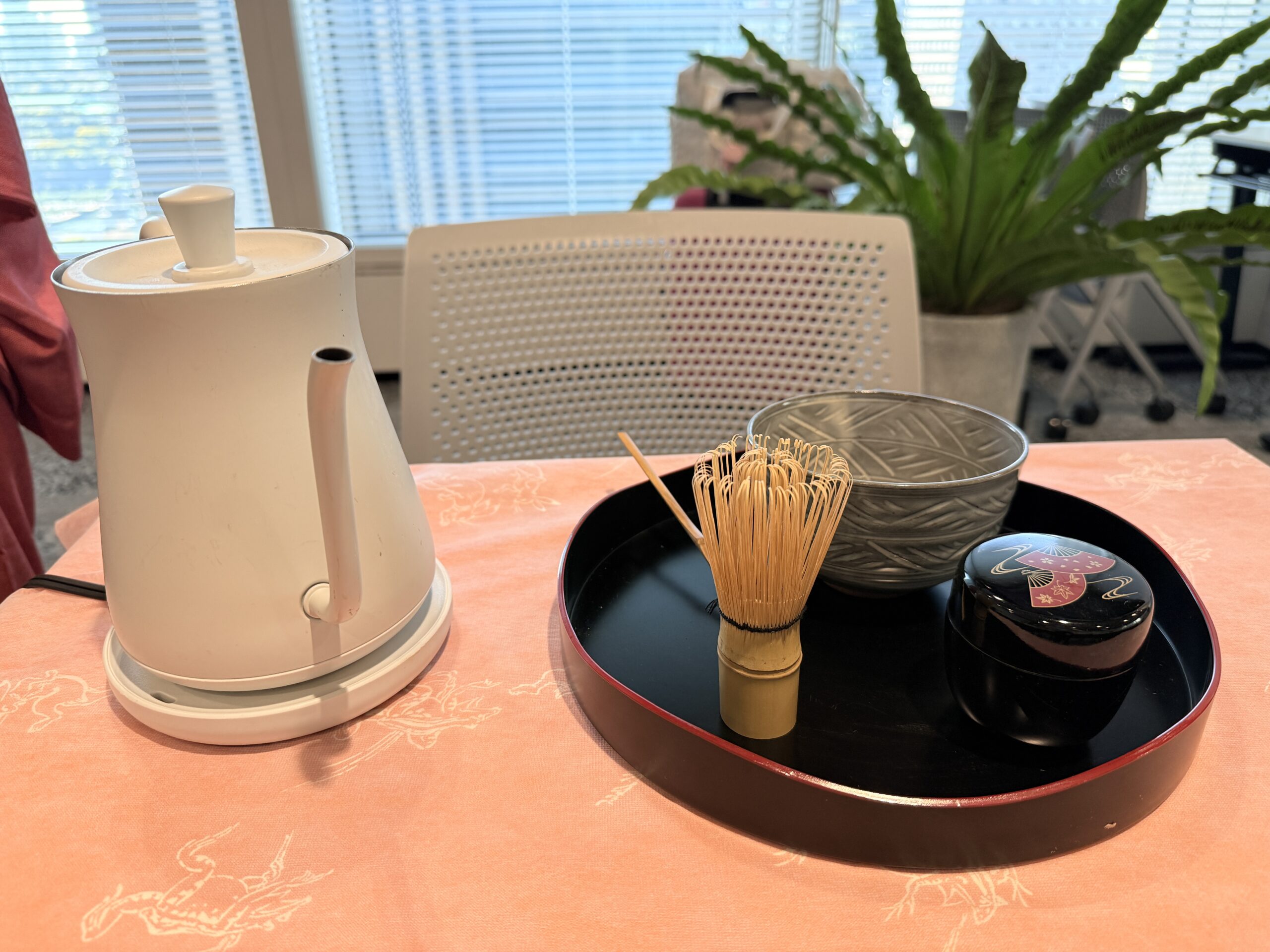 オフィスの会議室で気軽に体験できる抹茶体験