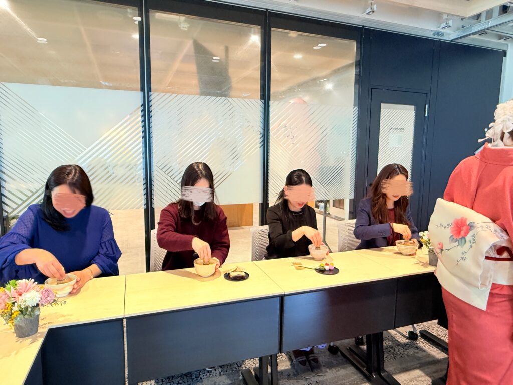 会議室で抹茶を点てる茶道体験の様子