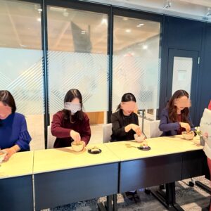 会議室で抹茶を点てる茶道体験の様子
