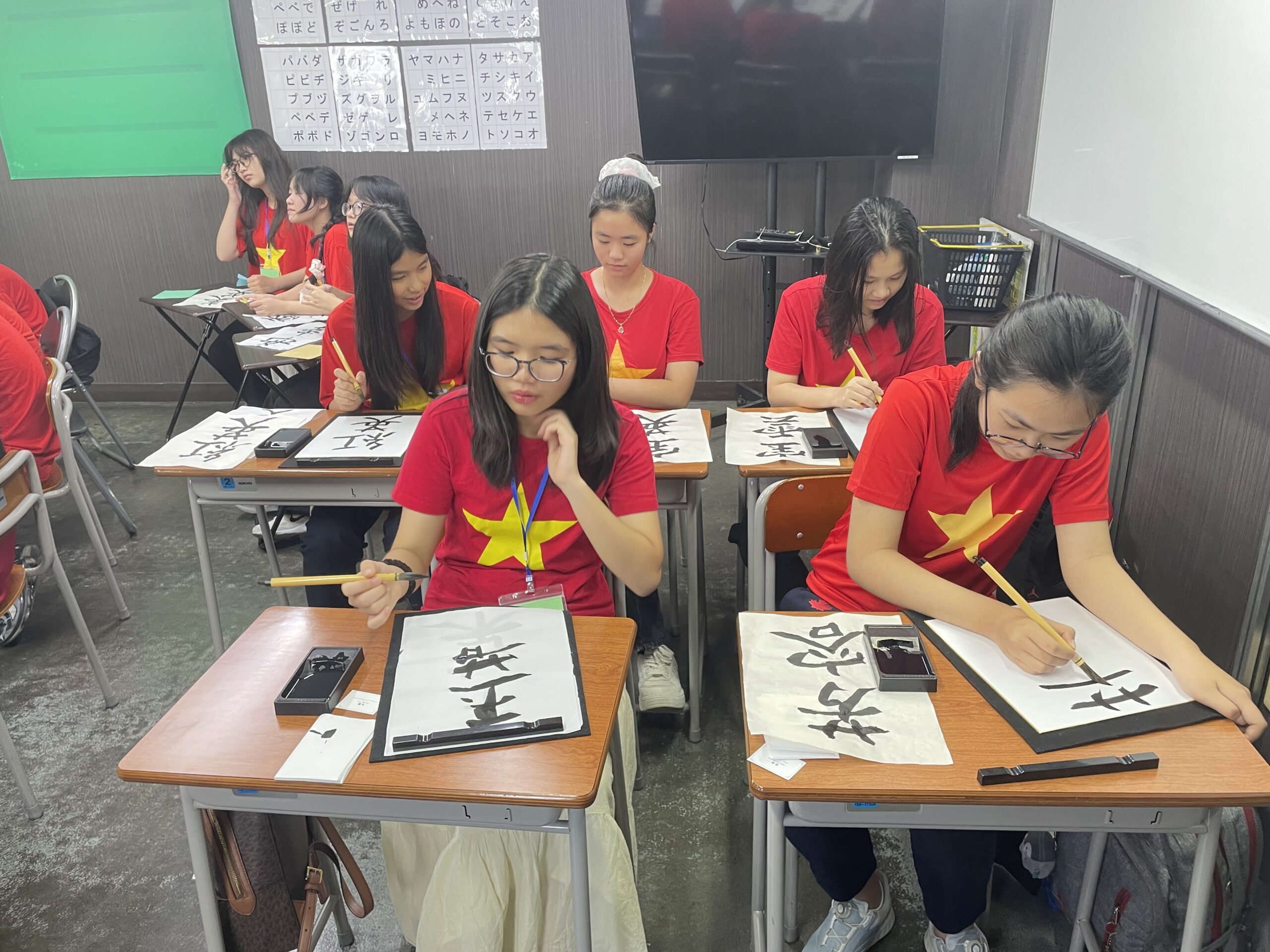 書道体験に取り組む留学生