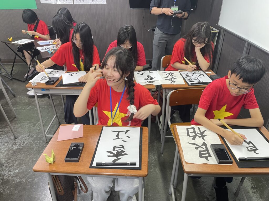 ベトナム人学生による書道体験④