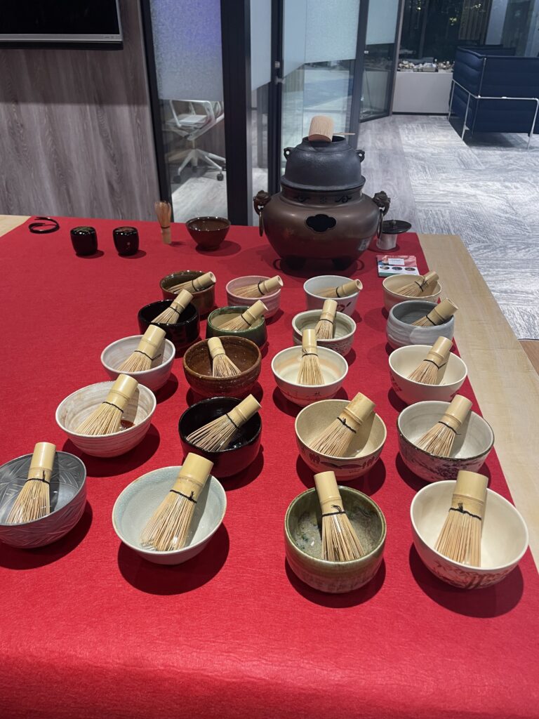 今日のお茶碗、どれにする？オフィスで楽しむ、ちょっと自由な抹茶体験